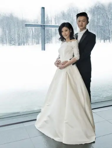 苏慧伦本月6日与相恋2年的44岁运动板类代理商孙益民(jimmy)注册结婚