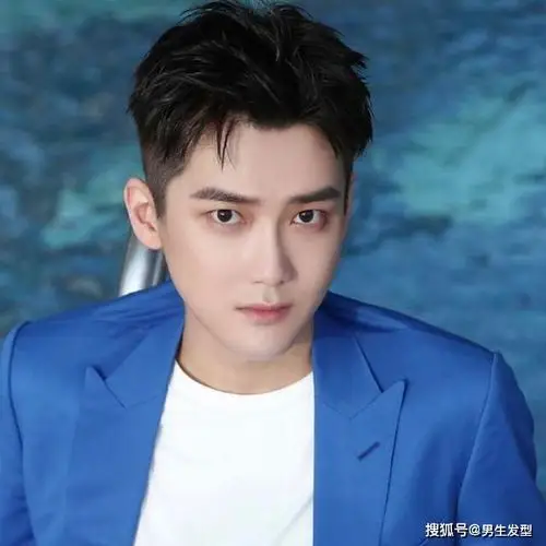 原创20岁男生发型别剪太成熟,这4款造型刚刚好,时尚,减龄,帅气