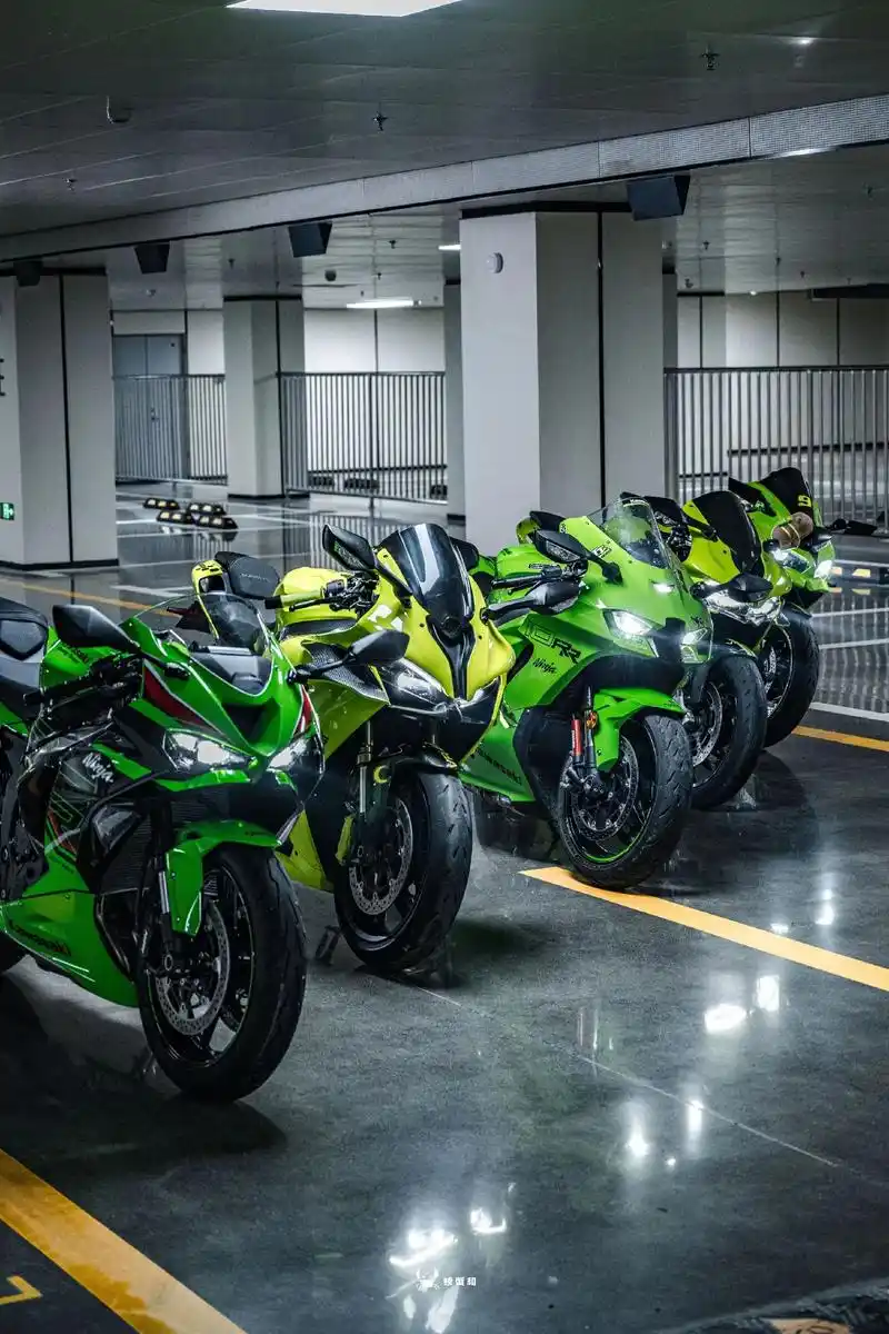 你喜欢绿色的机车吗?5辆绿色的机车齐聚一堂,川崎zx10r - 抖音