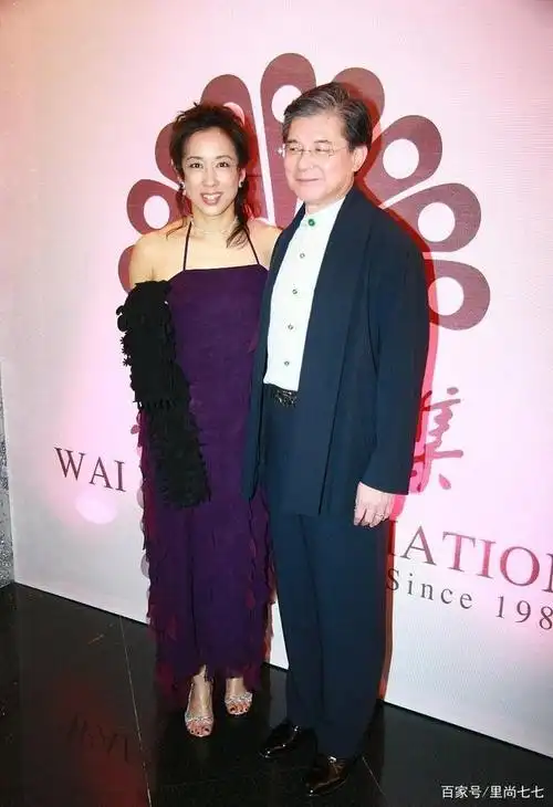 朱玲玲二婚后太幸福,穿肚兜裙身材玲珑,富豪老公全程搂腰好甜蜜