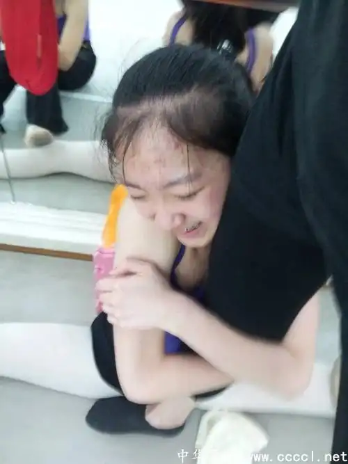 舞蹈工作室小朋友被动压腿现场(13)