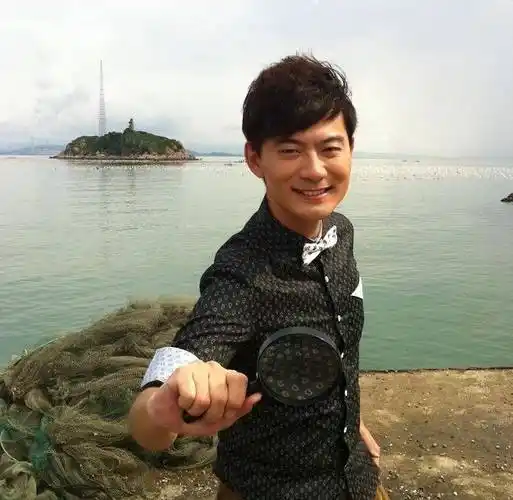 安徽卫视主持人白羽:主持《男生女生向前冲》,颜值高无绯闻_工作_熊