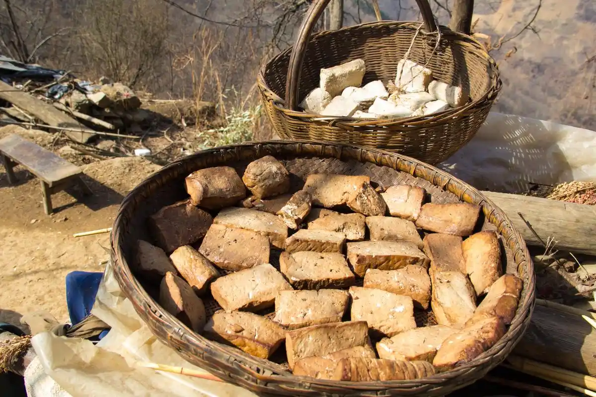 行走秦岭:墙上这个大红"囍"字,是这户人家最闪亮的地方