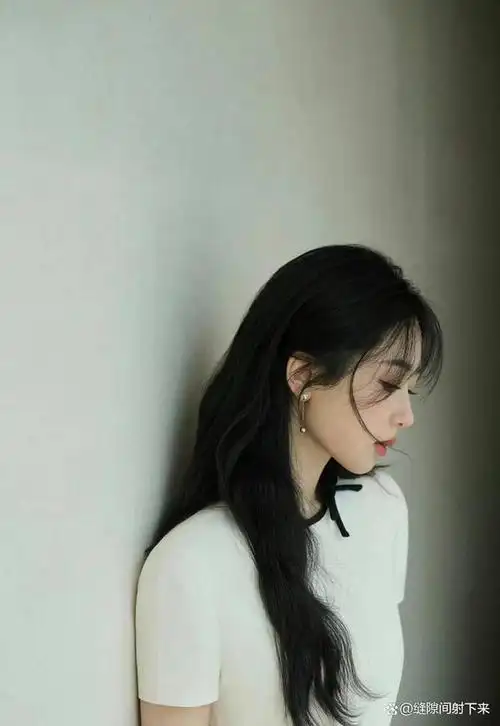 杨紫温柔淑女风造型宛如公主眼神灵动元气满满