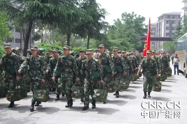 武警警官学院2000官兵在芦山震灾展开救援