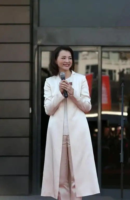 董卿罕见出席商演!