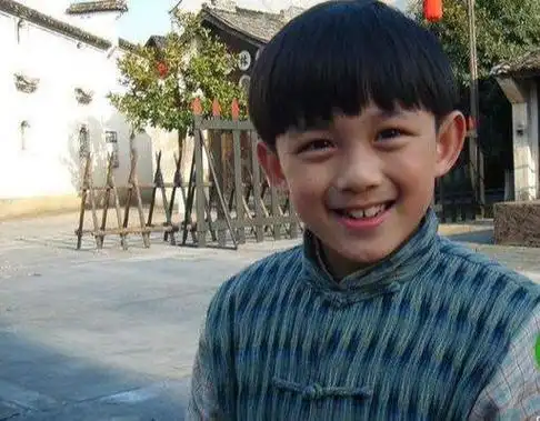 在《船娘雯蔚》中扮演了小家扬在《妈妈为我嫁》中扮演了王凯诚(童年)