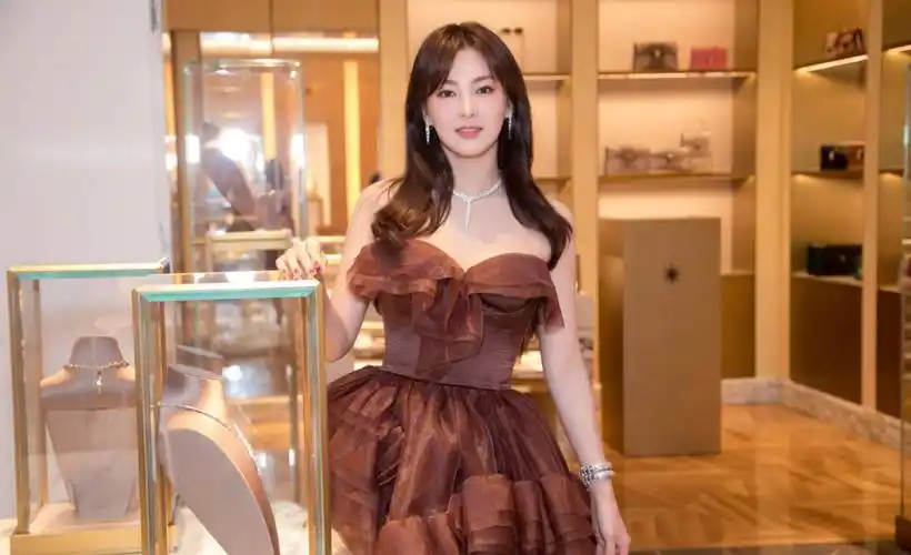 踩恨天高长腿抢镜,pose大胆颜值爆表_手机壁纸_电脑壁纸_桌面壁纸【图