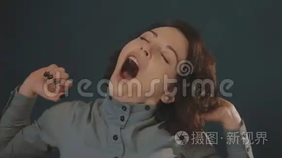 女人打哈欠视频素材
