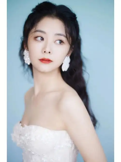 谭松韵  谭松韵现在颜值开挂了嘛,也太好看了叭自带仙气,仙女本习啊