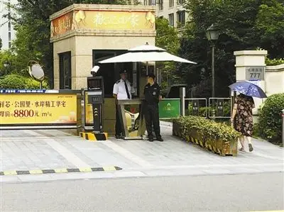 如果小区门岗处由一位保安站岗变成两位,对于大多数人来说,一定会