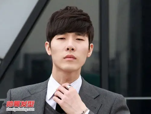 2016最潮男生韩式发型 好看帅气的男生发型图片