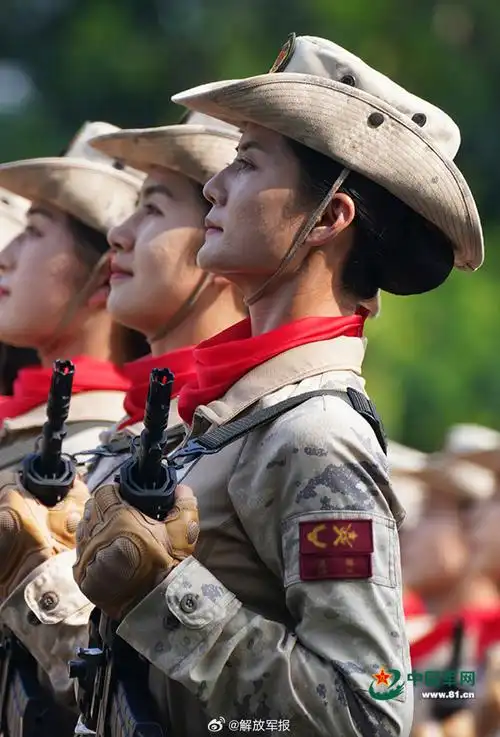 男兵们目光如炬身姿挺拔,坚毅眼神中镌刻着铁血担当;女兵们眉眼如画却