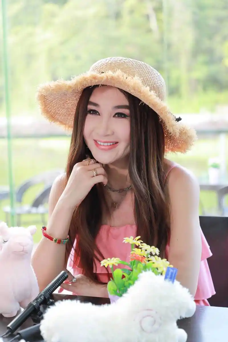 温碧霞化作"花丛仙子" 自曝对电影充满热诚