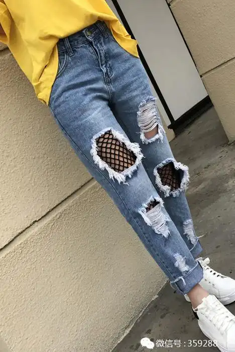 大破洞的牛仔裤,是每季都会有的,特别是春夏,我觉得大破洞配白t尤其