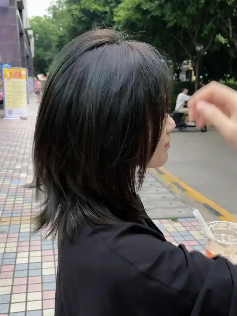 高层次锁骨短发/鲻鱼头 搭配 黑茶青灰色.适合圆脸大脸女生/ - 抖音