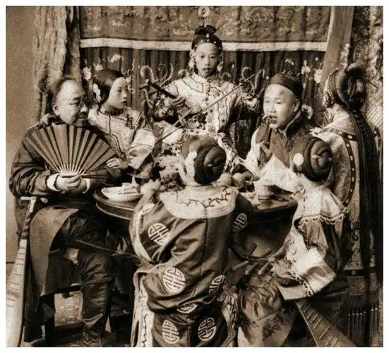 清末真实老照片有的在悲惨中度过一生有的过着丰衣足食的日子