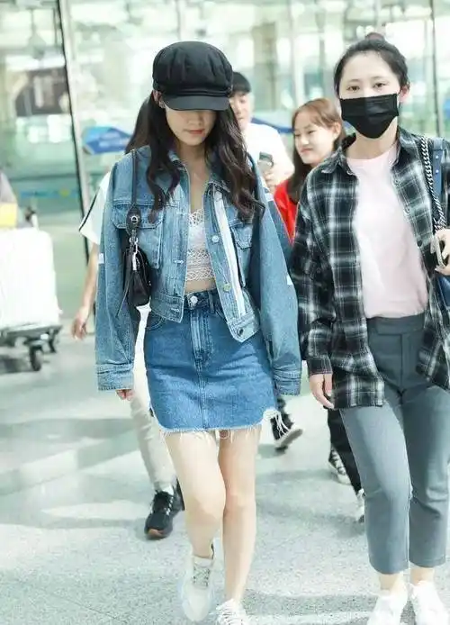 李沁一身牛仔走机场,蕾丝吊带配短裙,让人看了移不开眼_内衣_白色