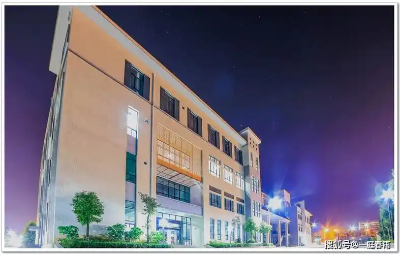 夜景南华大学还有很多要好的专业,但是只凭借着这两个专业的实力就