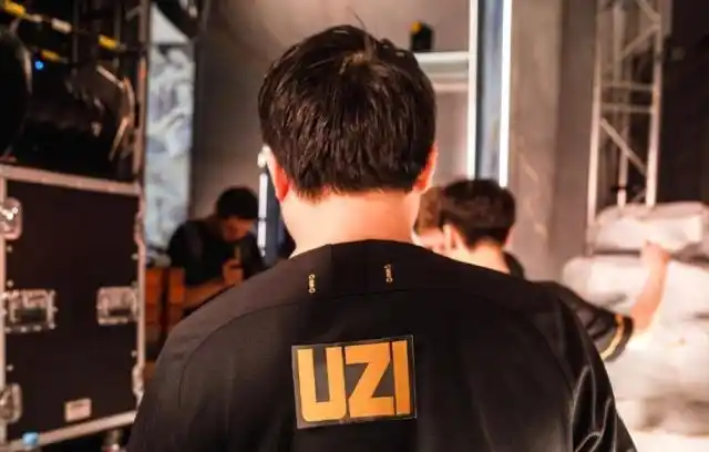 uzi被淘汰后悲伤的背影