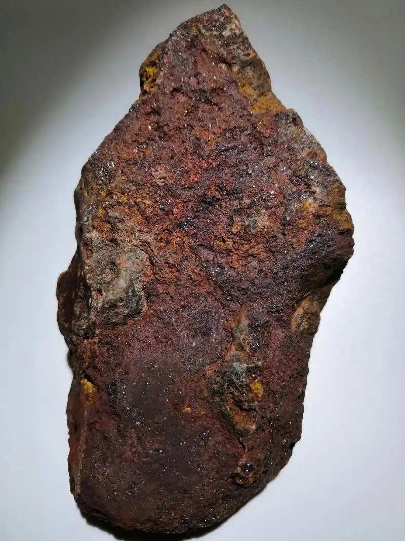 稀有陨石,红篱中参杂着大量的,银白色铁镍金属颗粒, - 抖音