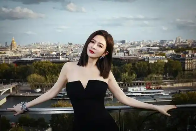 关之琳巴黎时装周,"女高西服"展现61岁美腿,脸颊圆嫩不输40岁