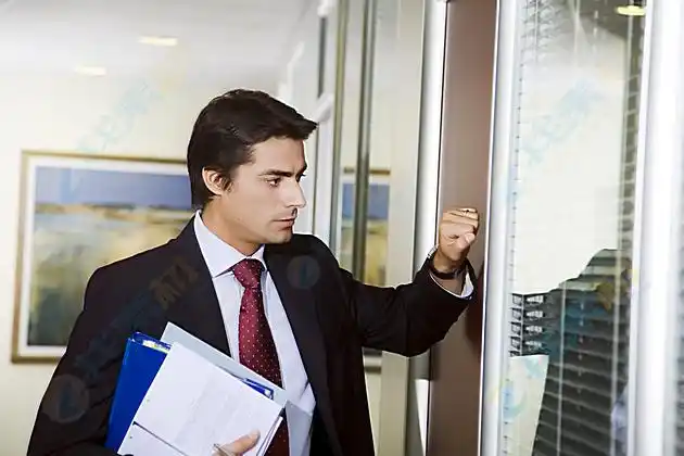 敲门西装男子高清图片下载