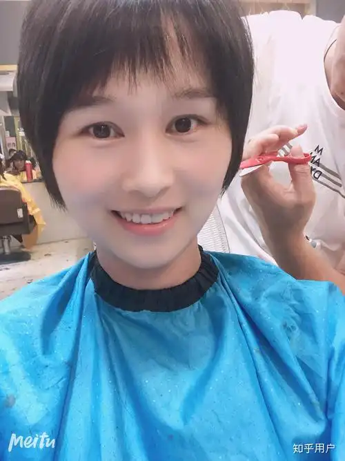 女生剪了一个巨丑的短发该怎么补救? - 知乎