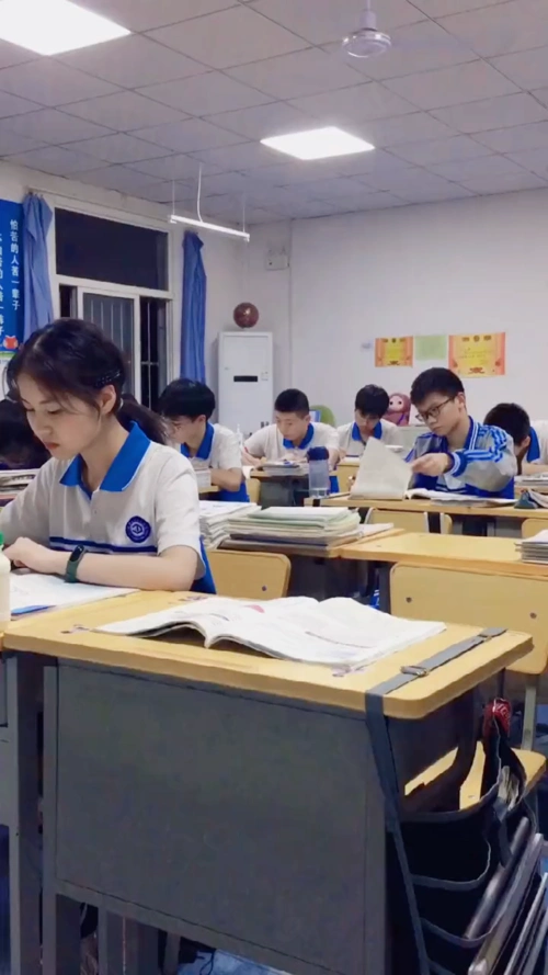 学生时代的同桌美好时光我们只有羡慕和回忆