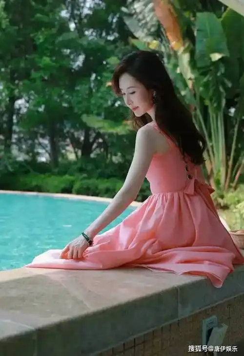 舒畅泳池边晒美照,粉色裙装优雅迷人,夏日风情满满