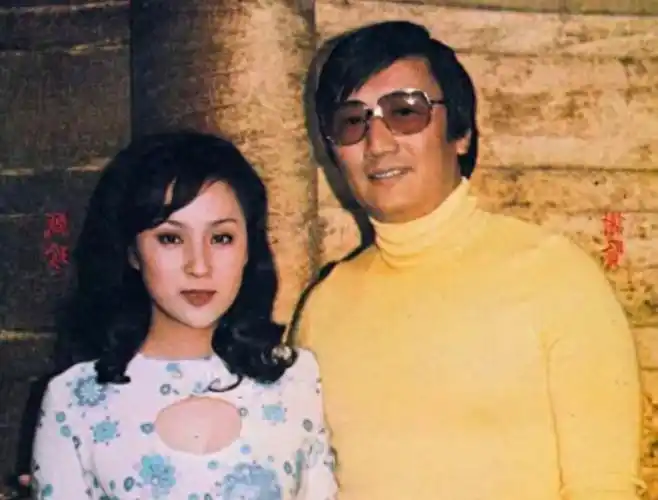 1974年甄珍瞒着家里的父母,偷偷的和谢贤领证结婚,两年后这段婚姻结束