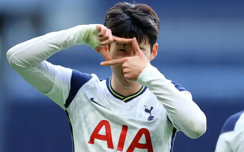 啥叫世界级球星啊?孙兴慜野球场60米吊射破门 围观群众都嗨了