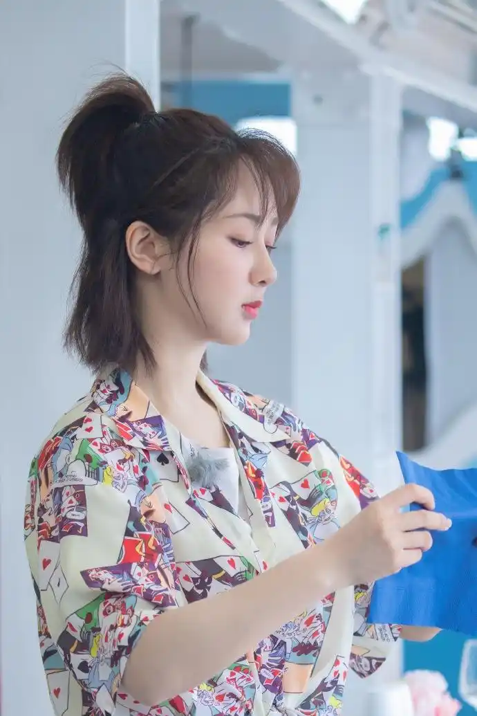 杨紫穿花色衬衣复古不失新潮半扎马尾充满夏日少女气息