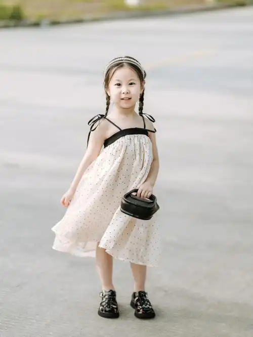 4岁小女孩的度假风穿搭