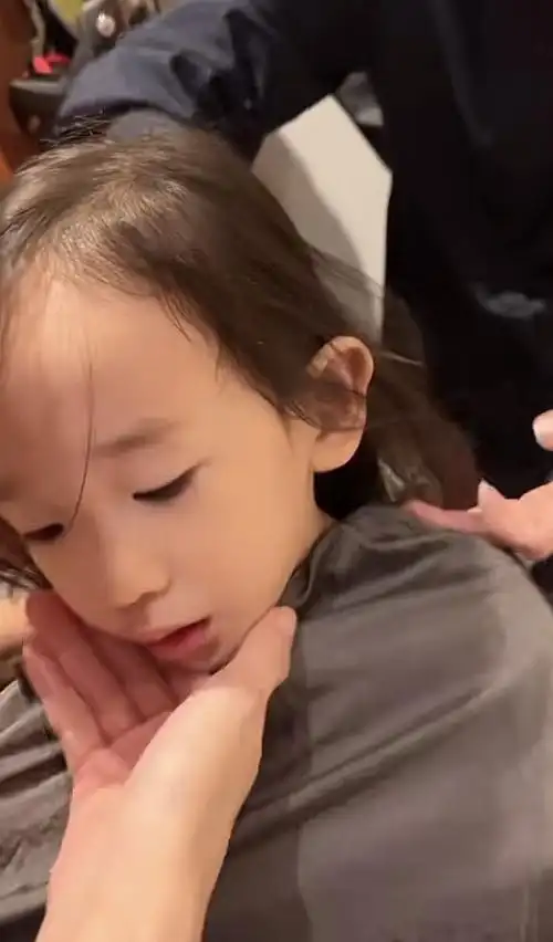 应采儿陪二胎理发依然给他蓄长发hoho五官秀气越来越像jasper