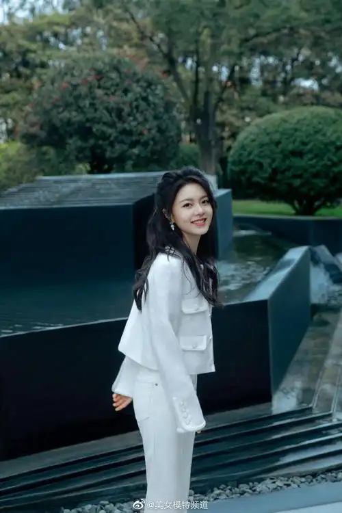 赵今麦纯白look穿搭写真释出 卷发半马尾造型好灵动_高清图集_新浪网