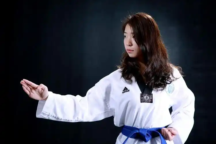 练跆拳道的女生