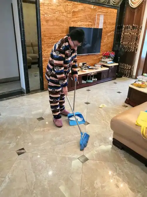 首先是扫地,我右手持扫把,左手持箕畚扫起了客厅.