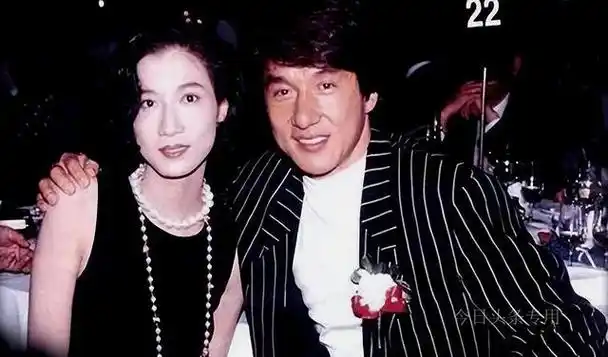 成龙宣布变更百亿遗嘱房祖名被宠一辈子这次居然败给了小龙女