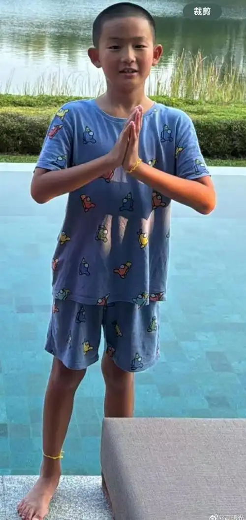 60岁高曙光晒照为儿庆生,8岁幼子皮肤黝黑像妈,与长女渐行渐远