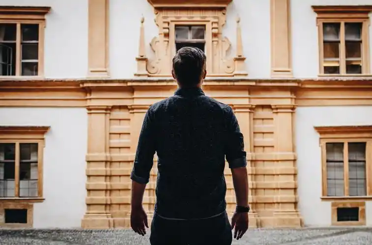 男孩的背影图片其他人物姿势男孩的背影