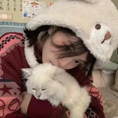 女生抱猫头像高清图片