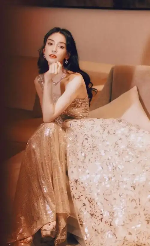 angelababy金色礼服长裙造型犹如油画里走出来的
