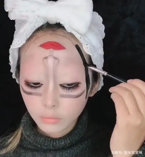 女生在脸上画"倒脸妆",刚开始:就会瞎闹,成品:妈呀被吓到了