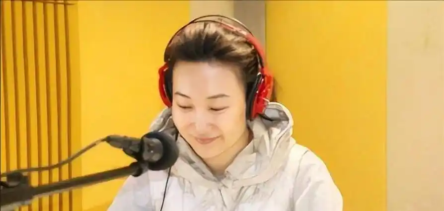 回顾为何身为央视主持人的李梓萌如此可怜