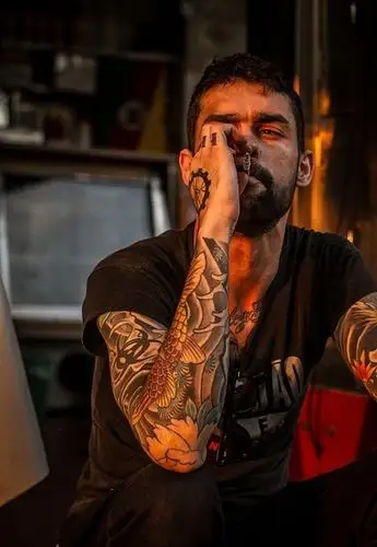 求图片原图!纹身男抽烟