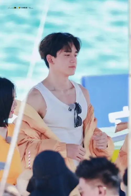 黄旭熙手臂肌肉