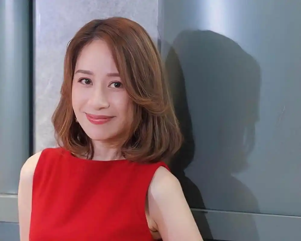 香港女星邝文珣49岁生日温馨度过,富商老公送惊喜.