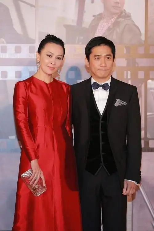 刘嘉玲与老公同框形成鲜明对比一袭金色连衣裙现身高调又奢华