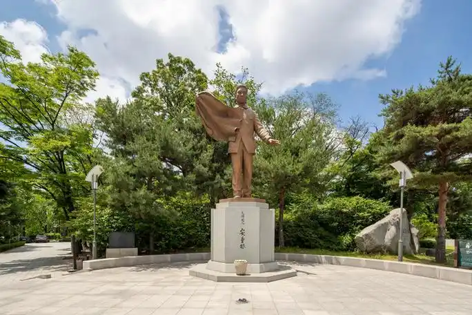 位于韩国首尔南山的安重根义士纪念馆,广场上的安重根义士铜像.